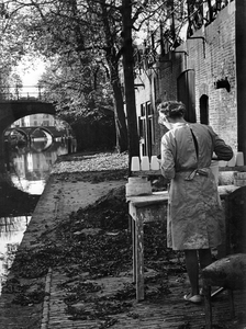 361121 Afbeelding van een vrouw aan het werk op de werf bij de Geertebrug te Utrecht.